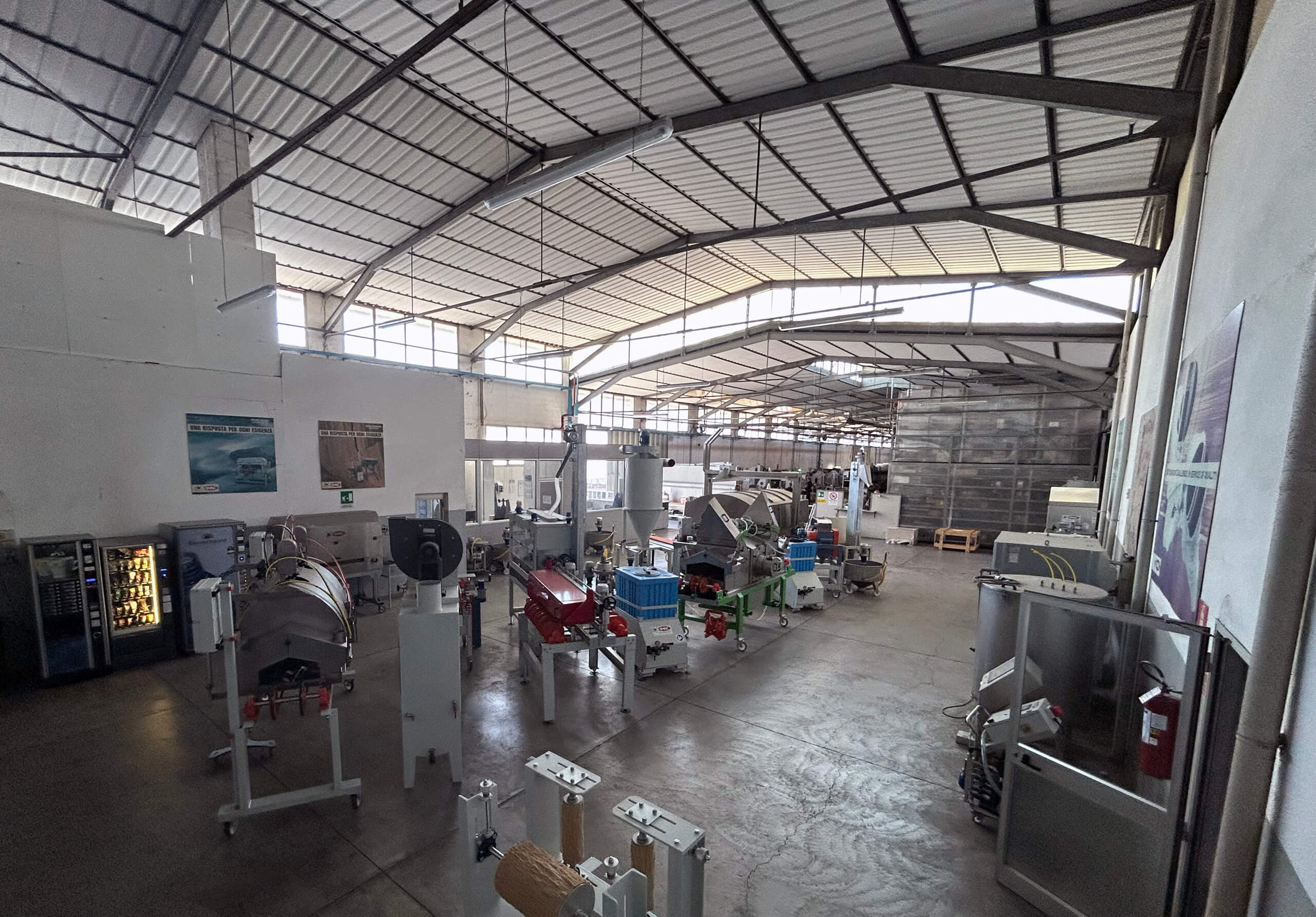 smac12 capannone con macchinari SMAC