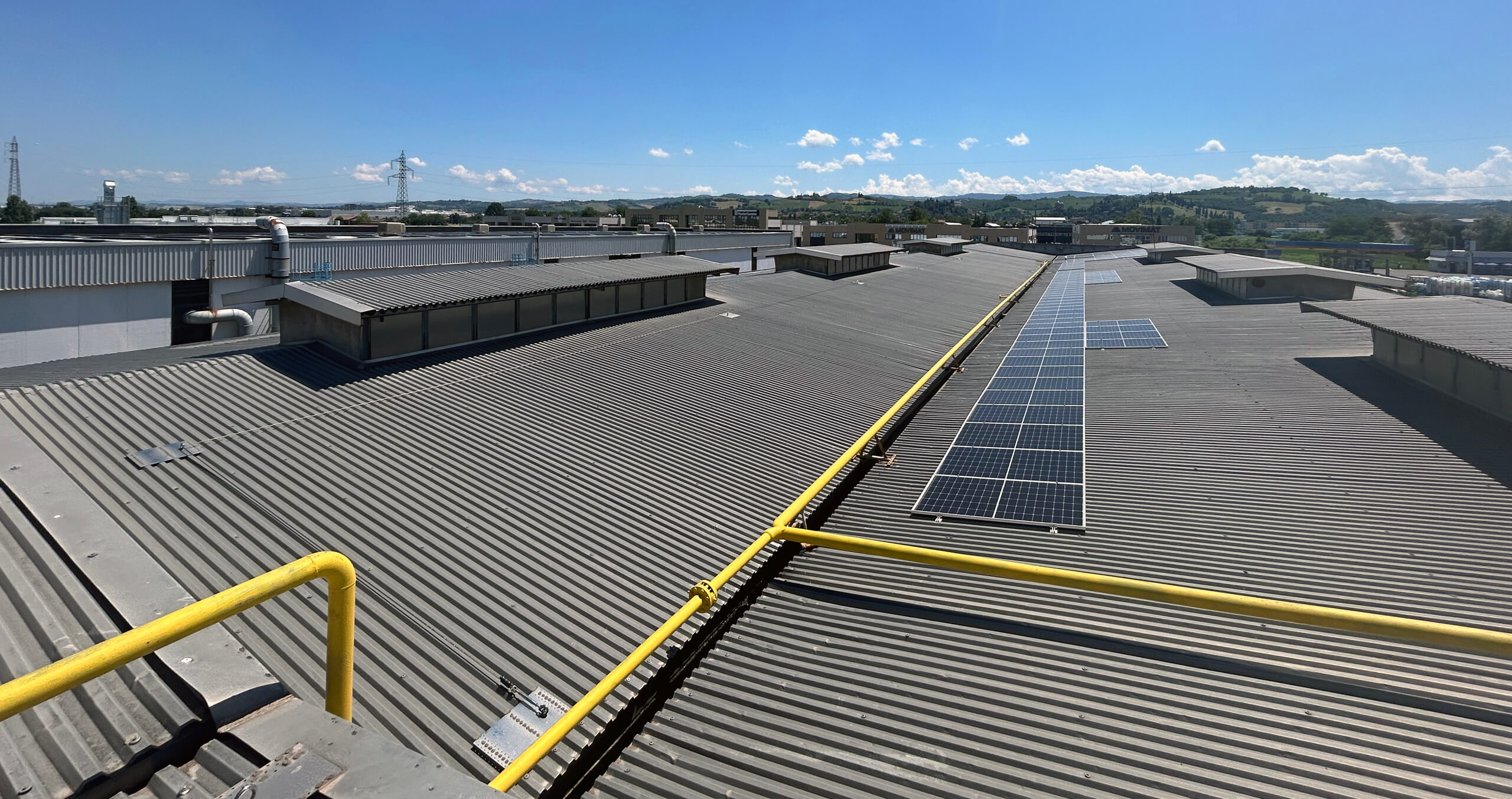 smac15 tetti della sede SMAC con pannelli solari